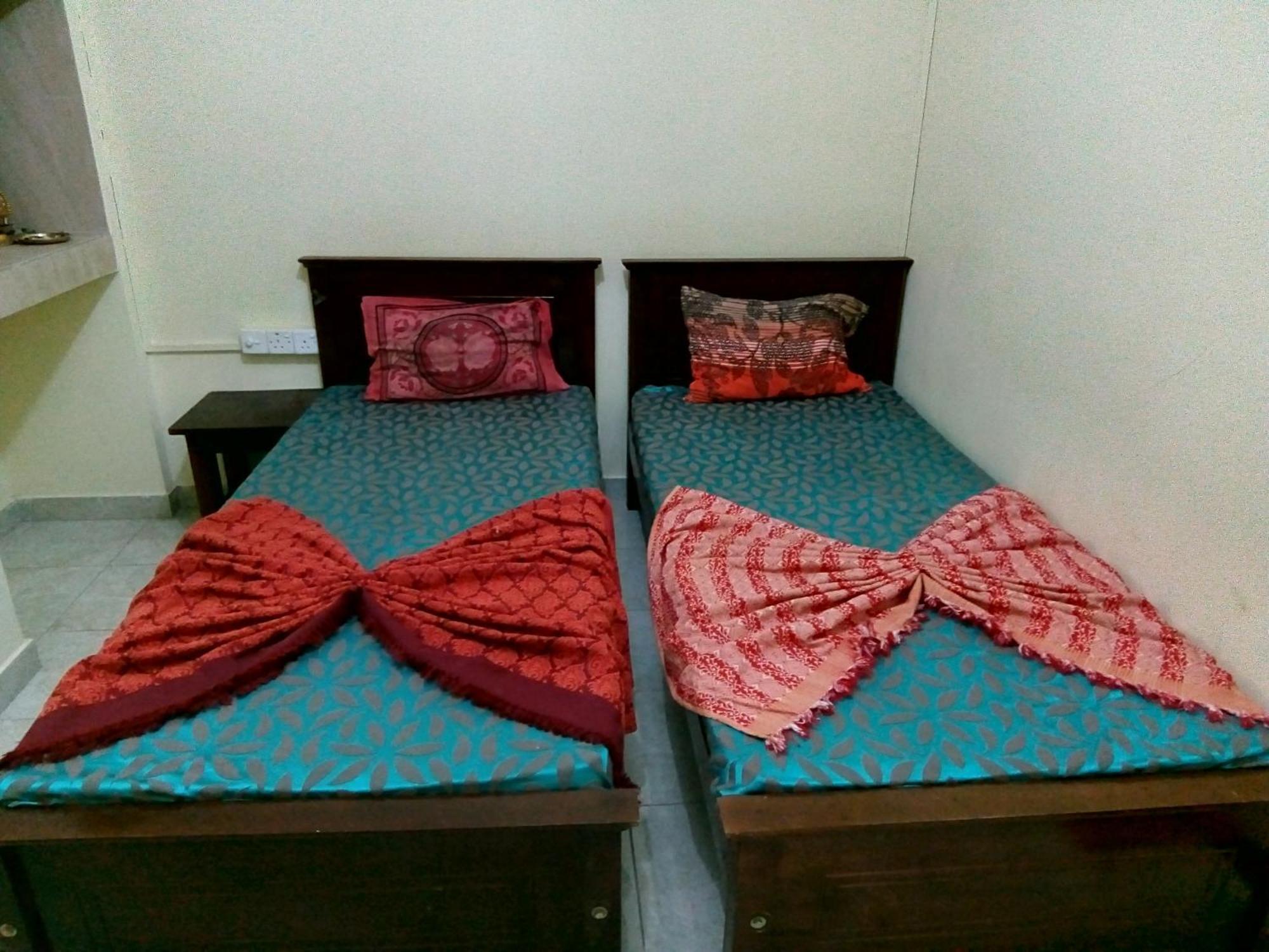 Sri Krishna Bhavan Hotel Хаттон Номер фото