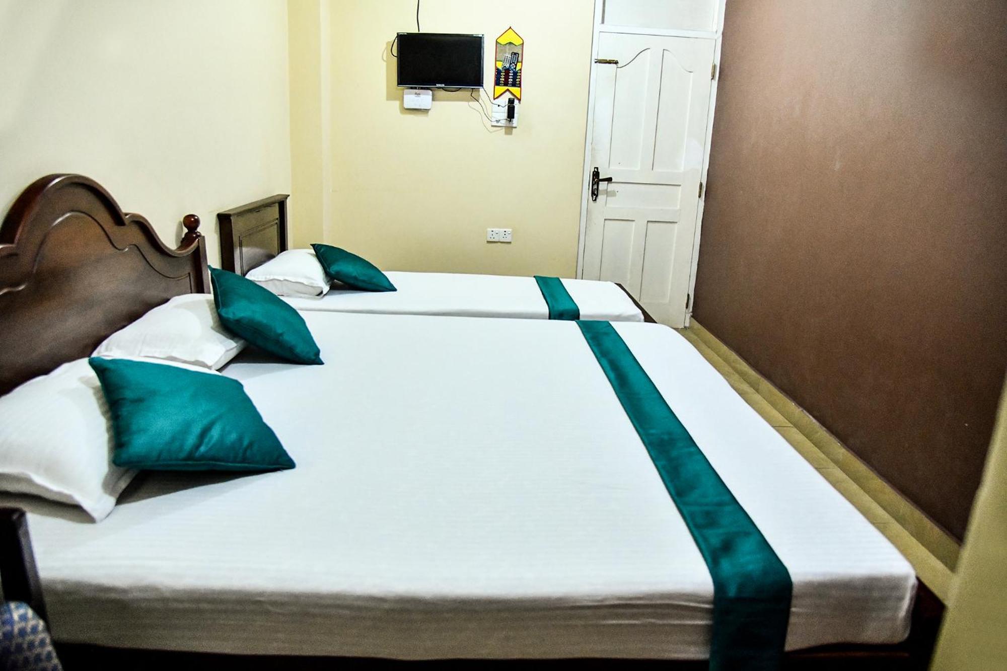 Sri Krishna Bhavan Hotel Хаттон Экстерьер фото