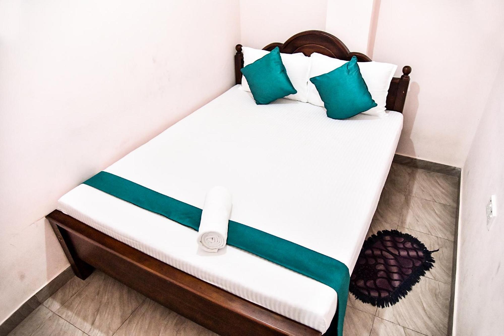 Sri Krishna Bhavan Hotel Хаттон Экстерьер фото