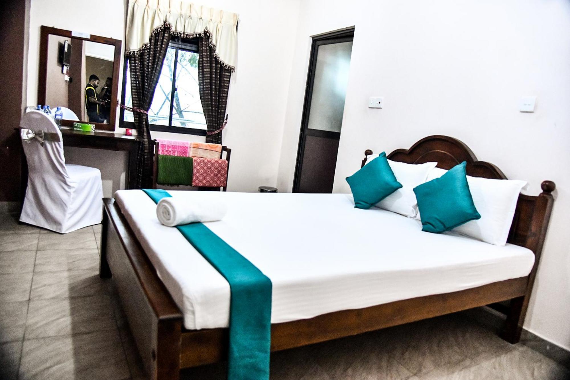 Sri Krishna Bhavan Hotel Хаттон Экстерьер фото