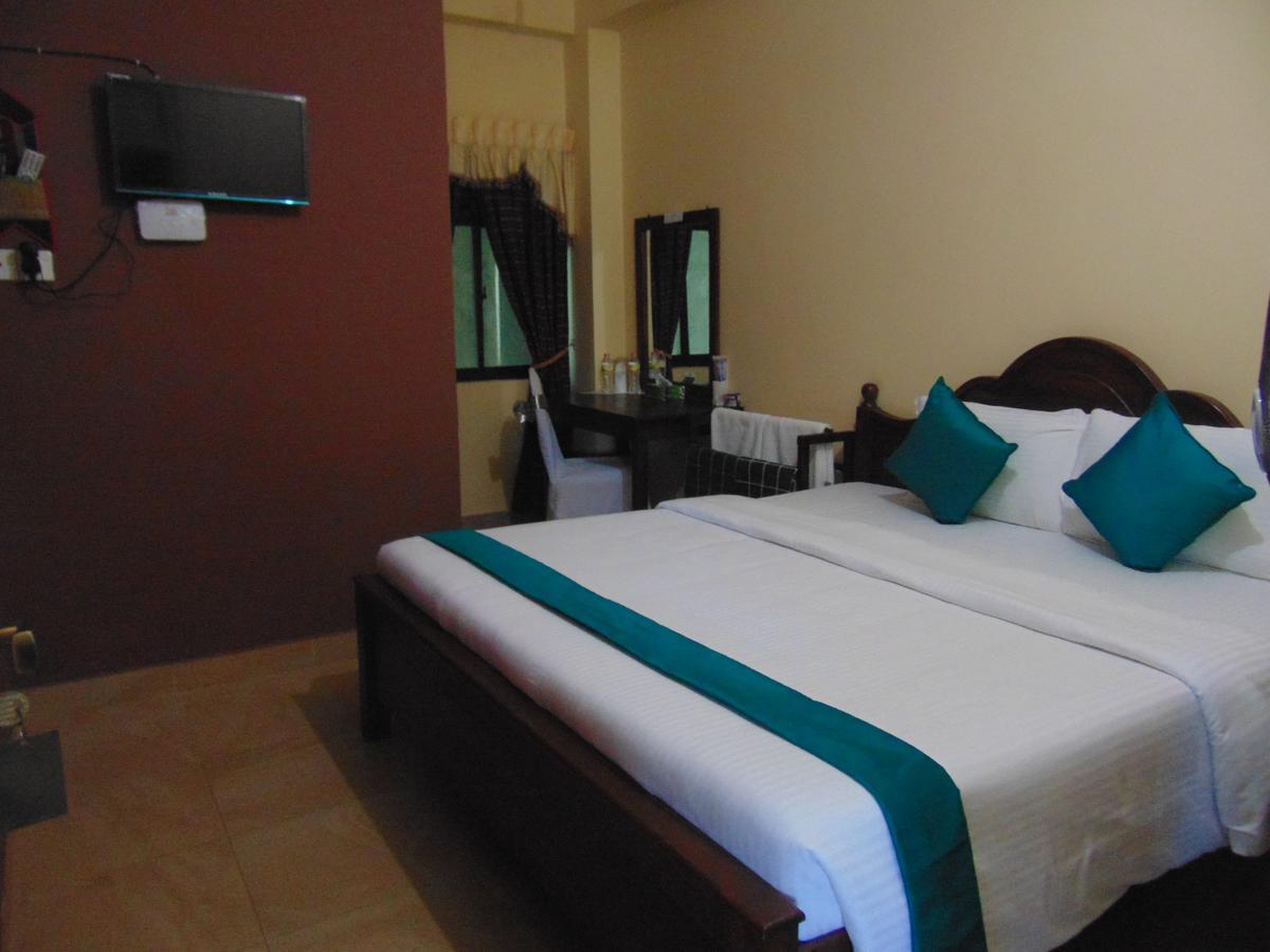 Sri Krishna Bhavan Hotel Хаттон Экстерьер фото
