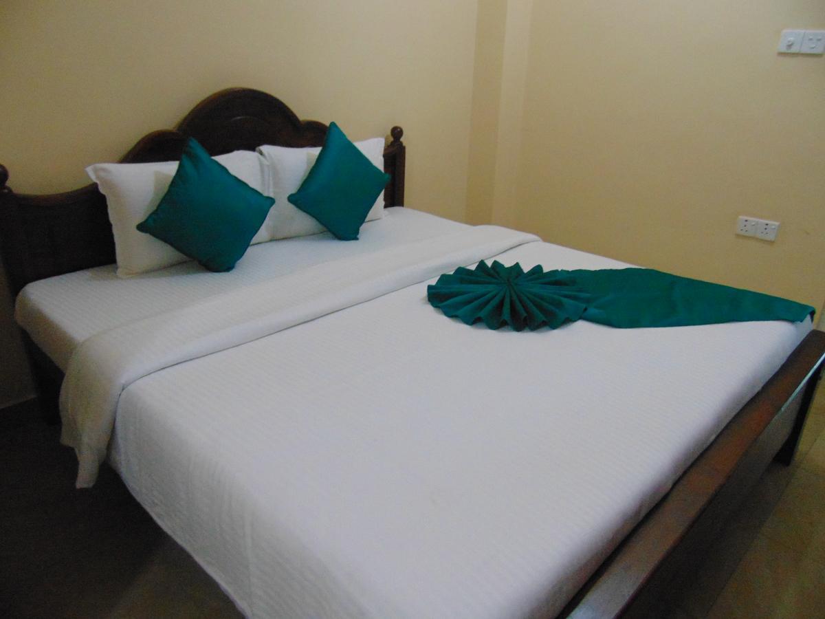 Sri Krishna Bhavan Hotel Хаттон Экстерьер фото