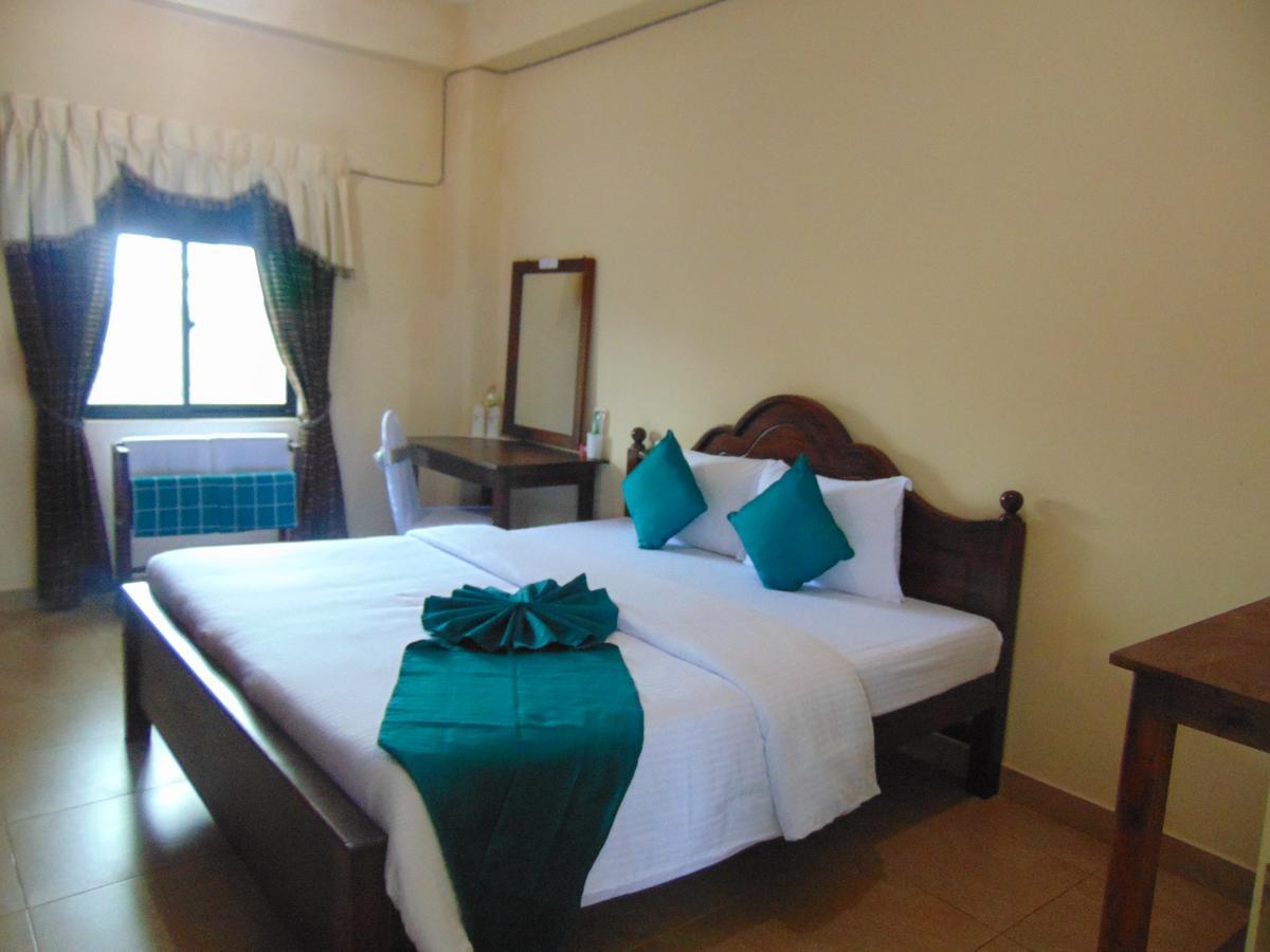 Sri Krishna Bhavan Hotel Хаттон Экстерьер фото