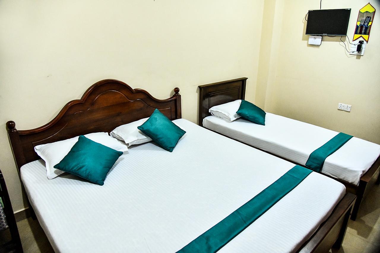 Sri Krishna Bhavan Hotel Хаттон Экстерьер фото