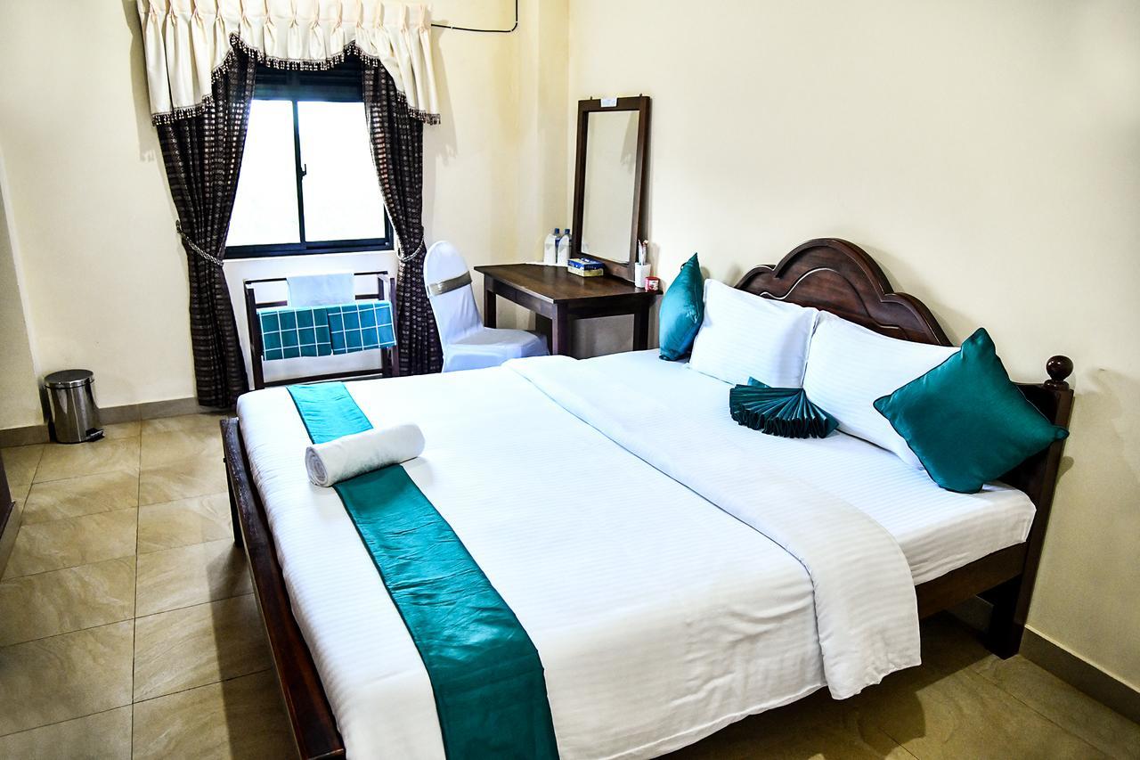Sri Krishna Bhavan Hotel Хаттон Экстерьер фото
