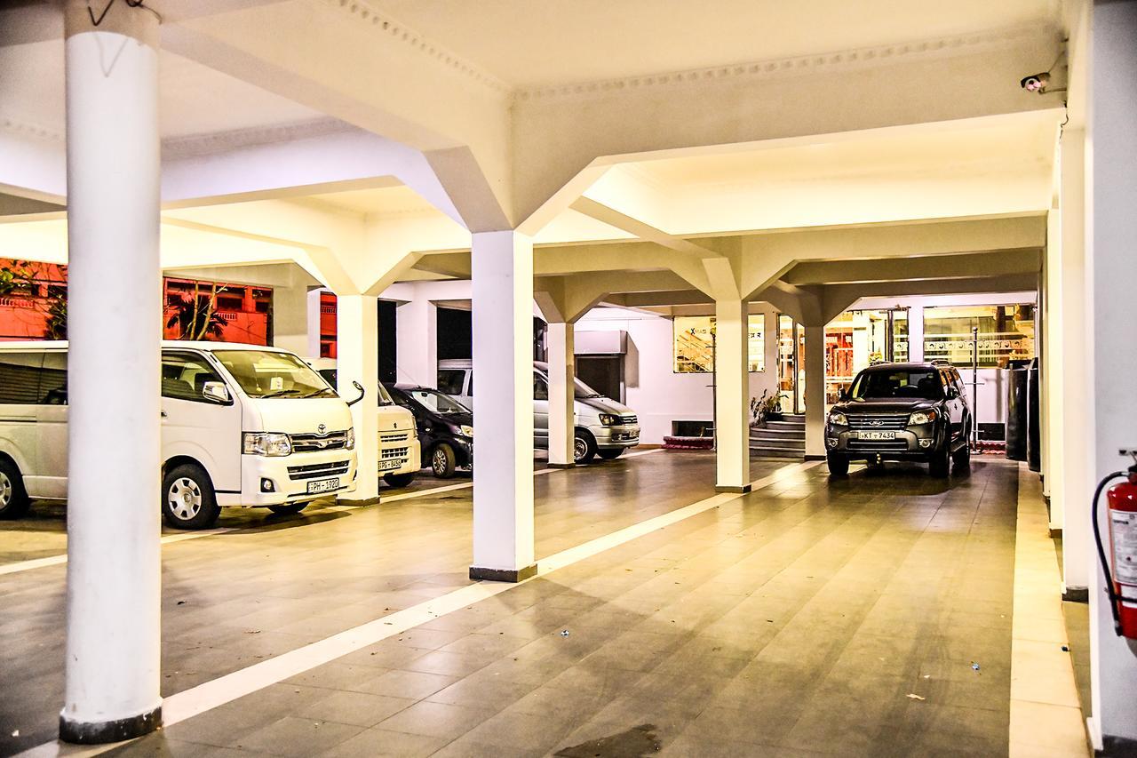 Sri Krishna Bhavan Hotel Хаттон Экстерьер фото