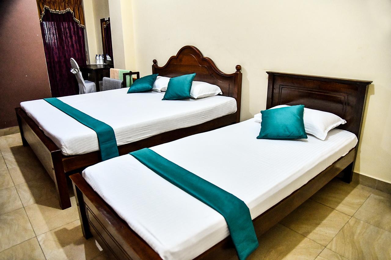 Sri Krishna Bhavan Hotel Хаттон Экстерьер фото