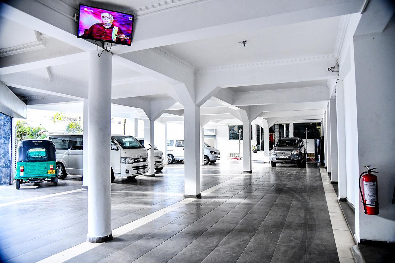 Sri Krishna Bhavan Hotel Хаттон Экстерьер фото