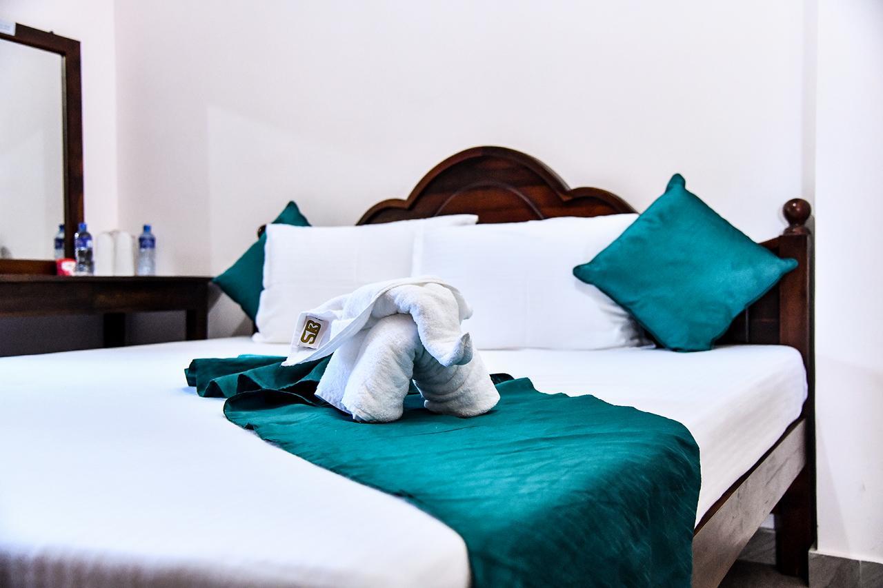 Sri Krishna Bhavan Hotel Хаттон Экстерьер фото