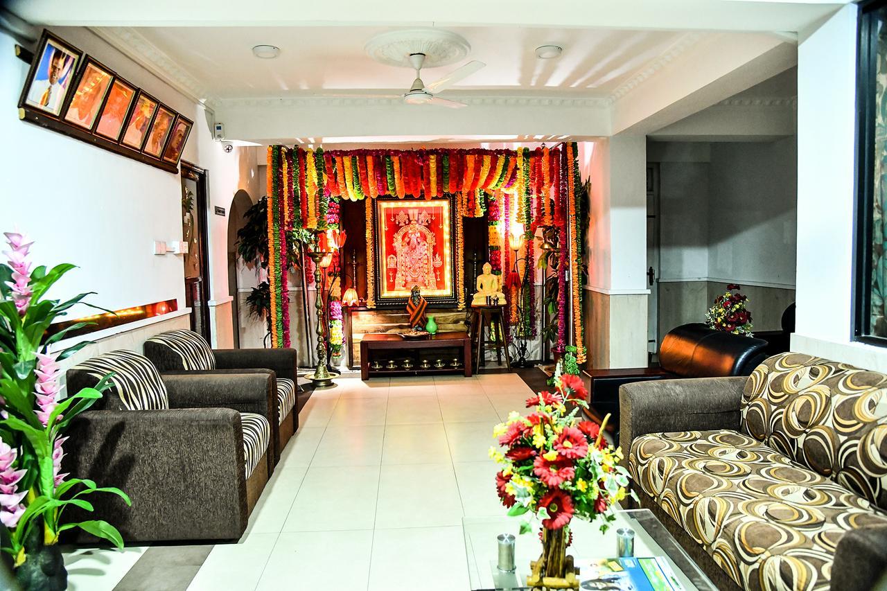 Sri Krishna Bhavan Hotel Хаттон Экстерьер фото